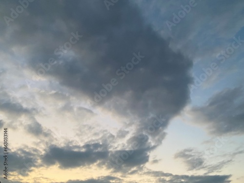 黄昏時の灰色雲