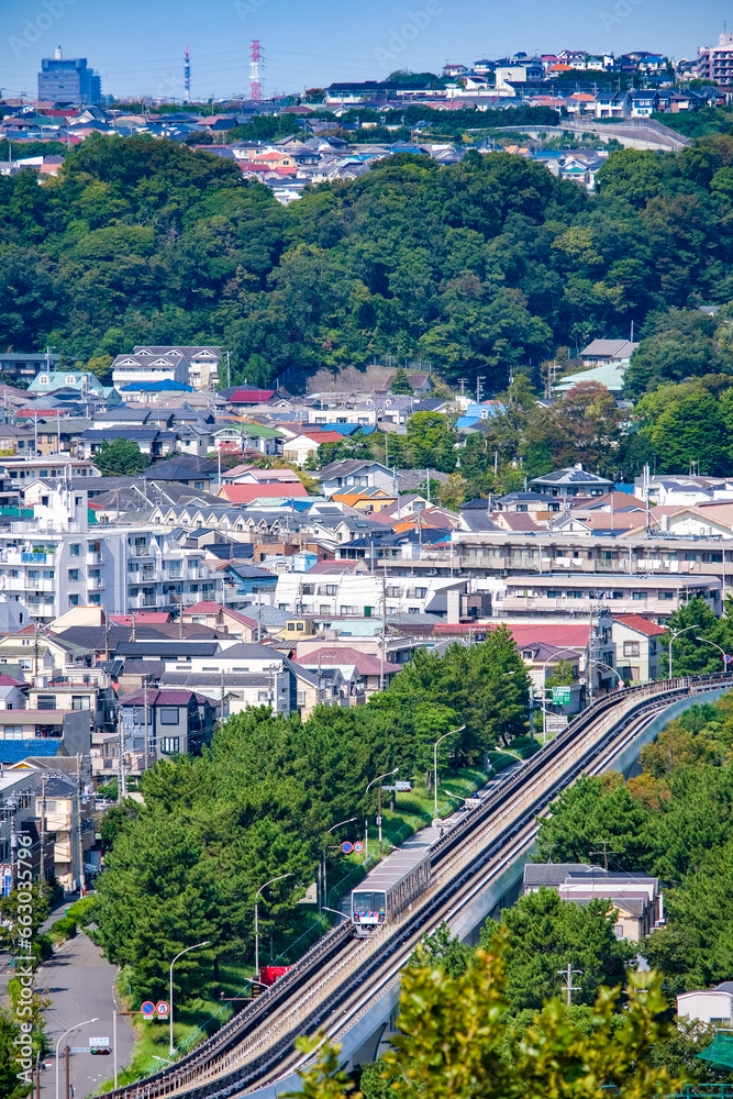 Fototapeta premium 神奈川県横浜市金沢区の電車のある風景