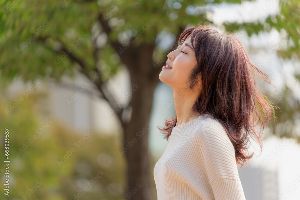 目を閉じて微笑みながら考える女性の横顔 目を閉じて微笑みながら考える女性の横顔