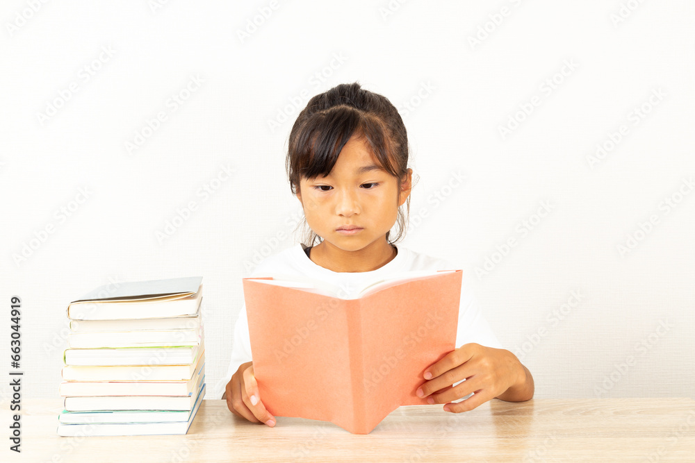 部屋で読書をする女の子