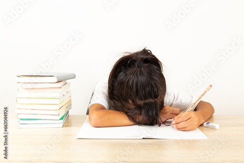 勉強に集中できない女の子 photo