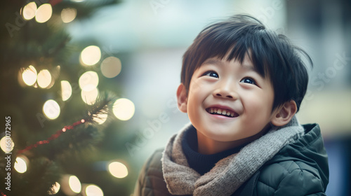 クリスマスのイルミネーションと笑顔の少年 photo