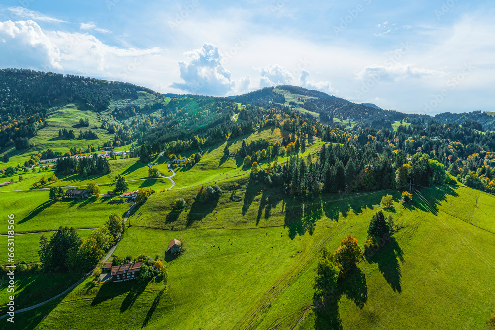 Naklejka premium Herbststimmung über Steibis im westlichen Allgäu - Blick zum Imberg