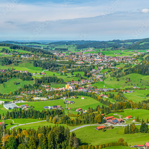 Herbstliche Landschaft bei Steibis im westlichen Allgäu, Blick auf Oberstaufen und Weißach