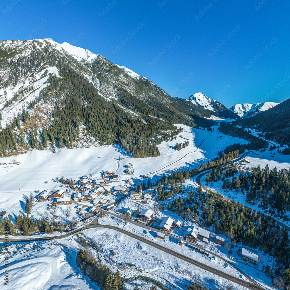 Namlos im Winter, idyllisch gelegener Ort in den Lechtaler Alpen