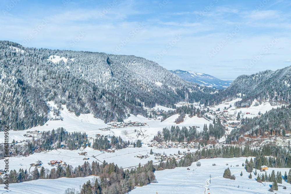 Winter in den Allgäuer Alpen, Blick auf Tiefenbach und das Breitachtal