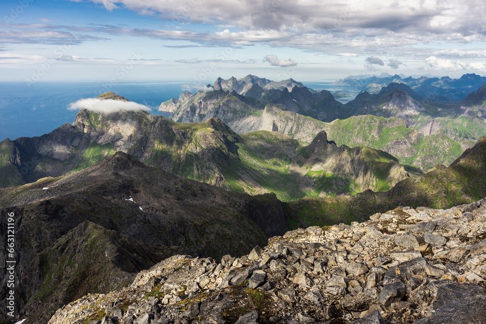 Obraz premium Mountains and clouds above ocean
