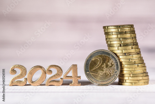 argent monnaie euro paiement taxe epargne credit banque 2024 photo