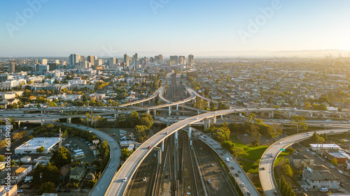 Photo A drone view over the freeway cypress in Oakland, California during sunset with the downtown in the background