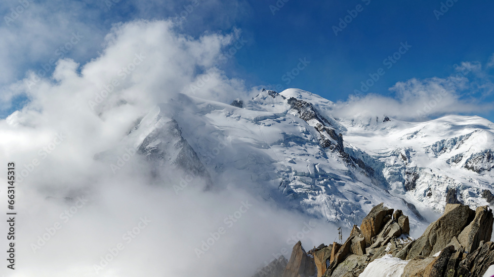 Vue sur le Mont-Blanc dans les nuages depuis la terrasse de l'Aiguille du Midi 