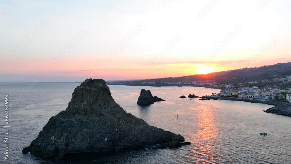 Il Porto di Acitrezza e i Faraglioni dei Ciclpi. Sicilia, Italia.
Vista aerea al tramonto delle Isole di Ciclopi difronte Aci Trezza.