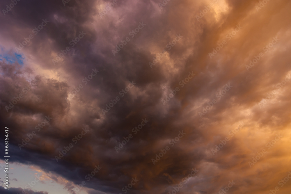 Obraz premium Cloudscape view. Dramatic clouds at sunset.