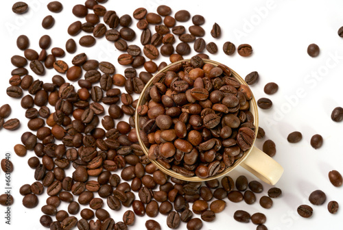 Fototapeta Naklejka Na Ścianę i Meble -  Black coffee and coffee beans on white background