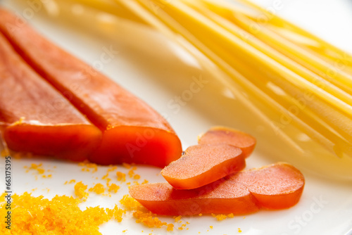 Primo piano con linguine e fette di bottarga di muggine sarda, cibo italiano 