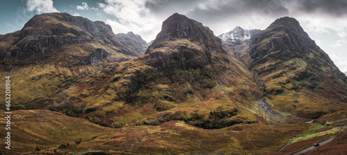 Tableau sur toile Landscape in the mountains showing three sisters peaks in the Glencoe, Scotland