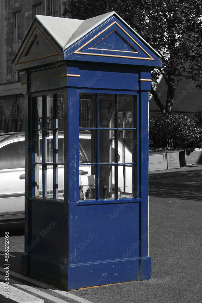 Obraz premium Color isolated blue sentry box in London