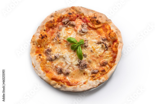 Pizza con tonno e cipolle vista dall'alto e isolata su fondo bianco, cibo italiano 