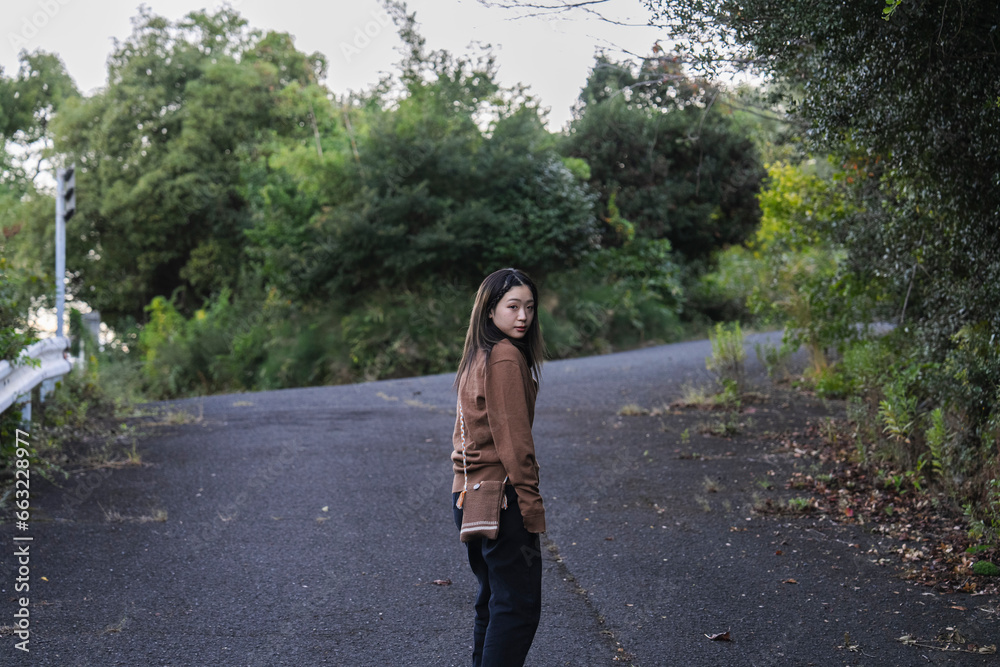 山林を散策する女性 山林を散策する女性