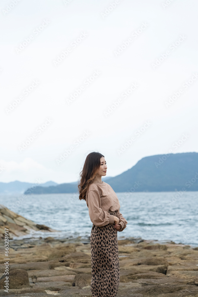 海にいる女性 海にいる女性