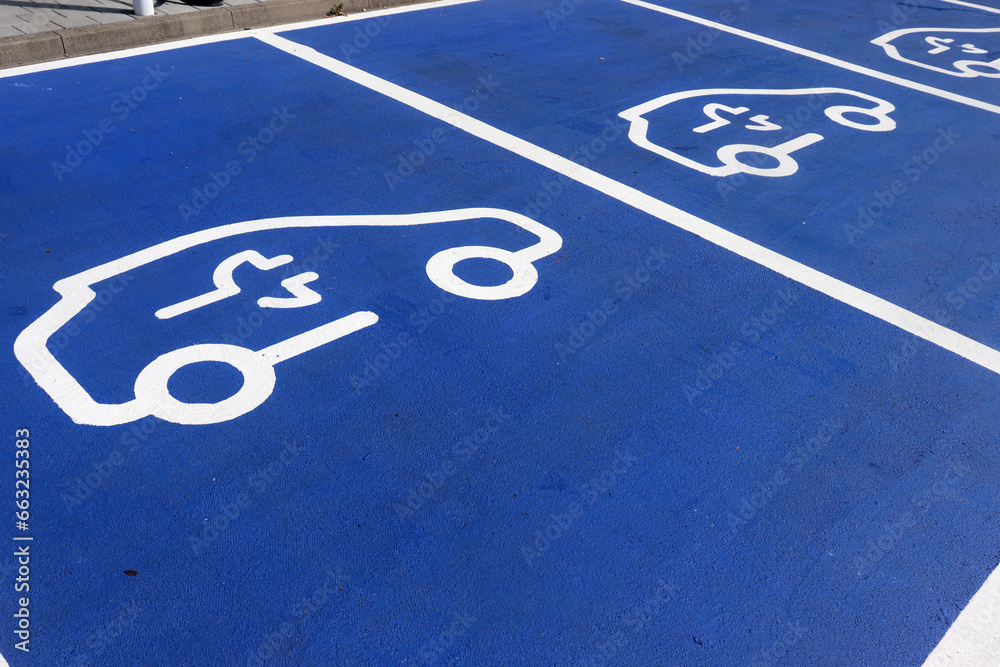 Parkplatzmarkierung, Symbol für Aufladestation von Elektroautos