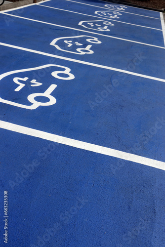 Obraz na płótnie Parkplatzmarkierung, Symbol für Aufladestation von Elektroautos w salonie