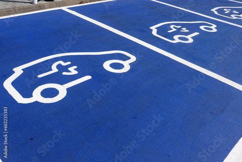 Obraz na płótnie Parkplatzmarkierung, Symbol für Aufladestation von Elektroautos w salonie