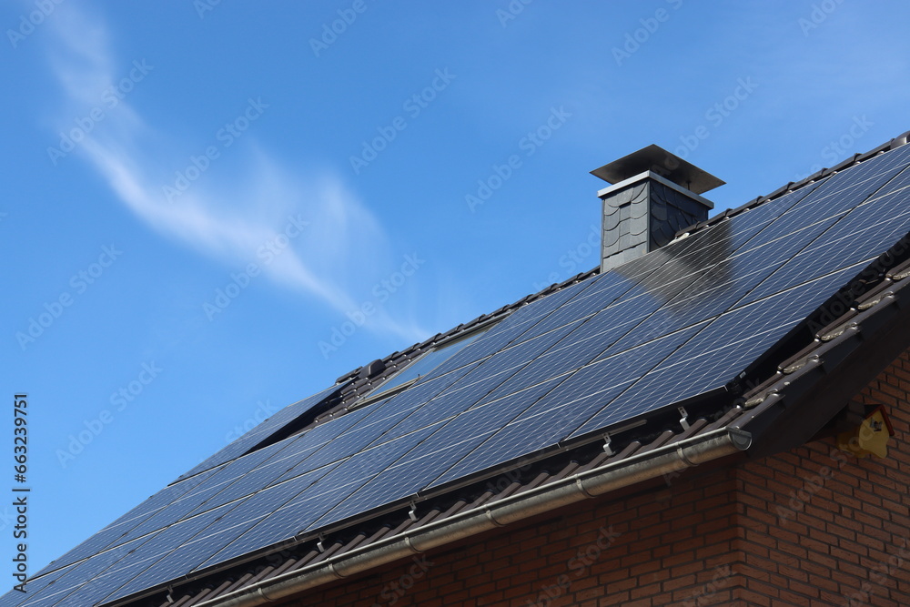 Solaranlage auf einem Einfamilienhaus mit blauem Himmel in Deutschland