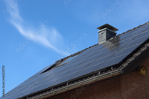 Obraz na płótnie Solaranlage auf einem Einfamilienhaus mit blauem Himmel in Deutschland w salonie