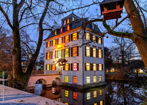 Holzhausenschlösschen in Frankfurt am Main mit illuminierter Fensterfront zur Weihnachtszeit in der Dämmerung