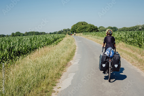 Junge f  hrt mit seinem Gravel Bike durch das sommerliche M  nsterland  Deutschland