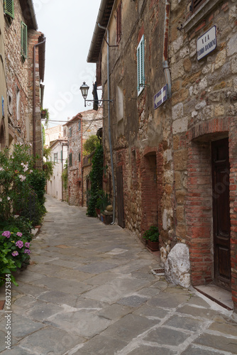 Fototapeta Naklejka Na Ścianę i Meble -  Montefollonico, historic town in Tuscany