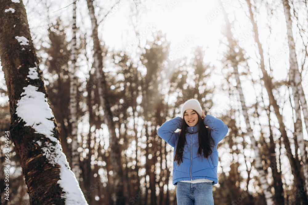 красива молода жінка виглядає в рукавицях у красивому зимовому парку. заготовка для реклами