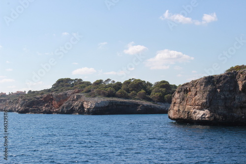 Felsenküste und Klippen der Insel Mallorca