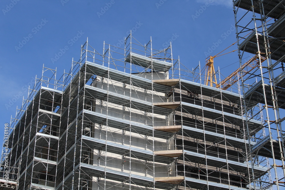 Lavori in corso nel cantiere edile per costruire nuovi edifici Lavori in corso nel cantiere edile per costruire nuovi edifici