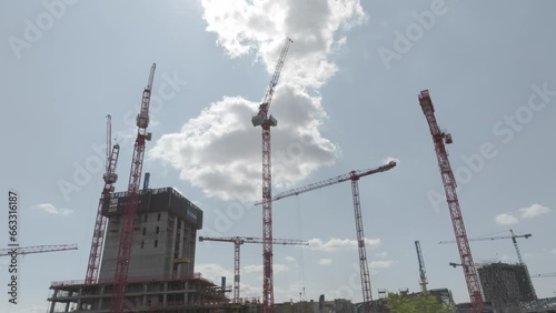 Drohnenflug baustelle mit Kranen