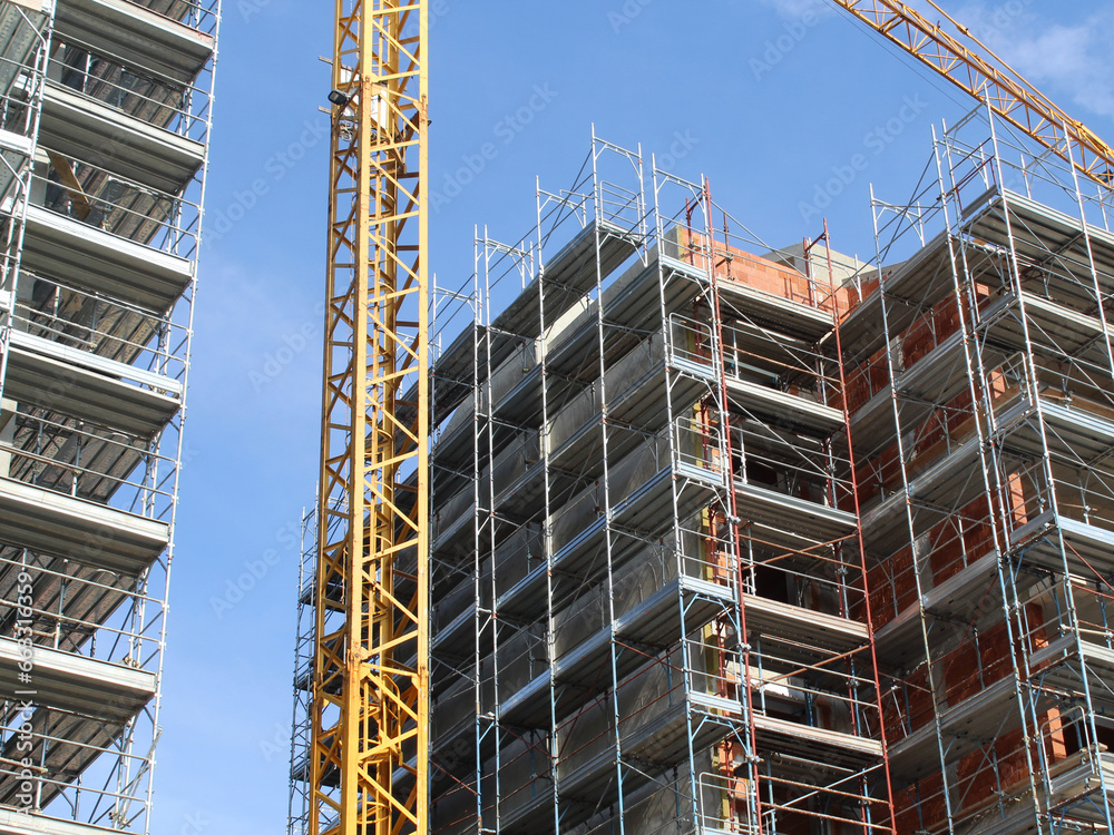 Lavori in corso nel cantiere edile per costruire nuovi edifici Lavori in corso nel cantiere edile per costruire nuovi edifici