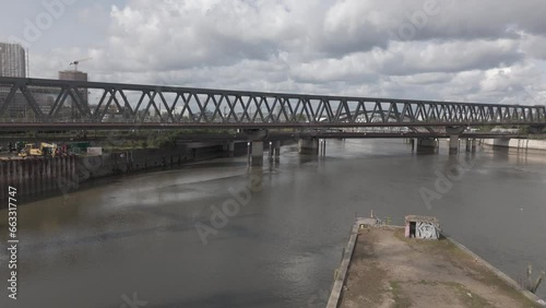 Drohnenflug über Brücke, Stadt im Hintergrund