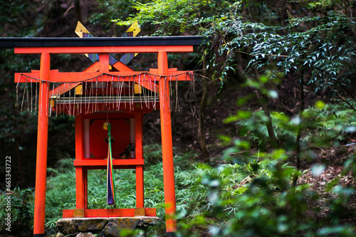 京都 高山寺の庭園に建てられた鮮やかな朱色の祠