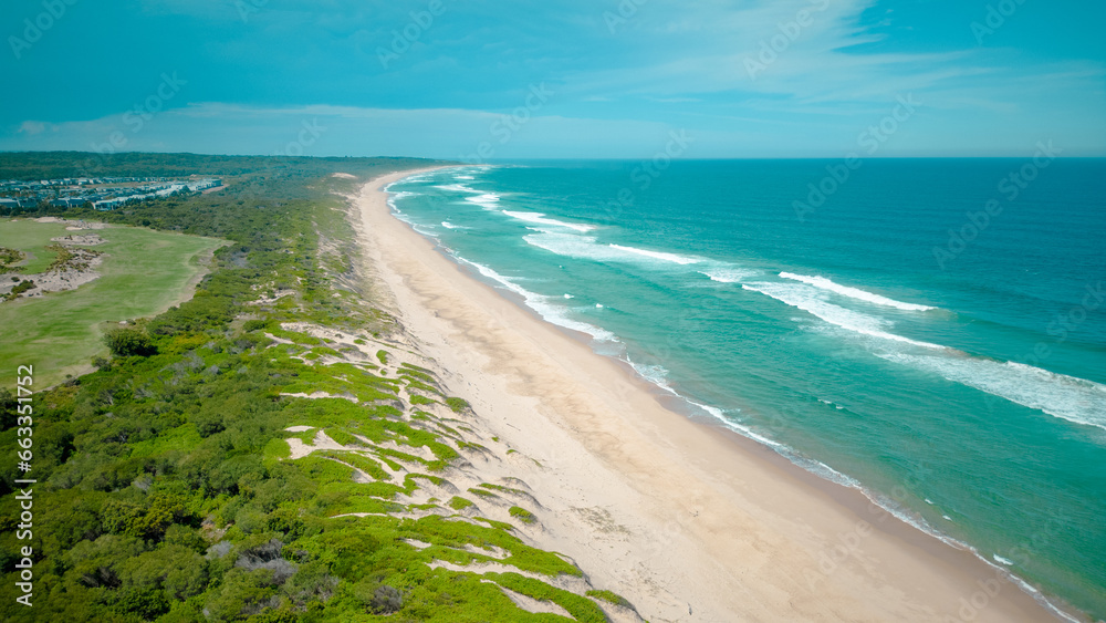 オーストラリアの青い海と長いビーチ