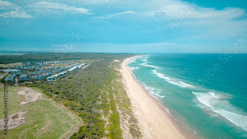 オーストラリアの青い海と長いビーチ © photok