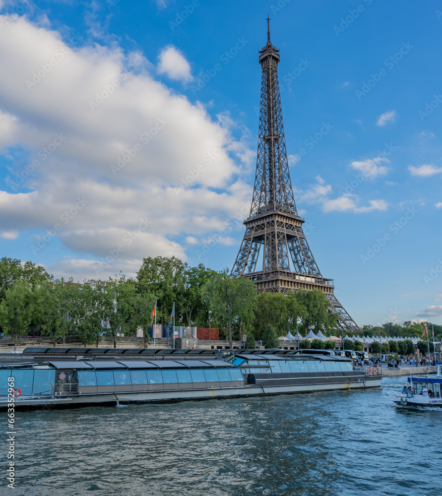Fototapeta premium Ausflugsschiffe auf dem Fluss Seine und im Hintergrund der Eifelturm in Paris