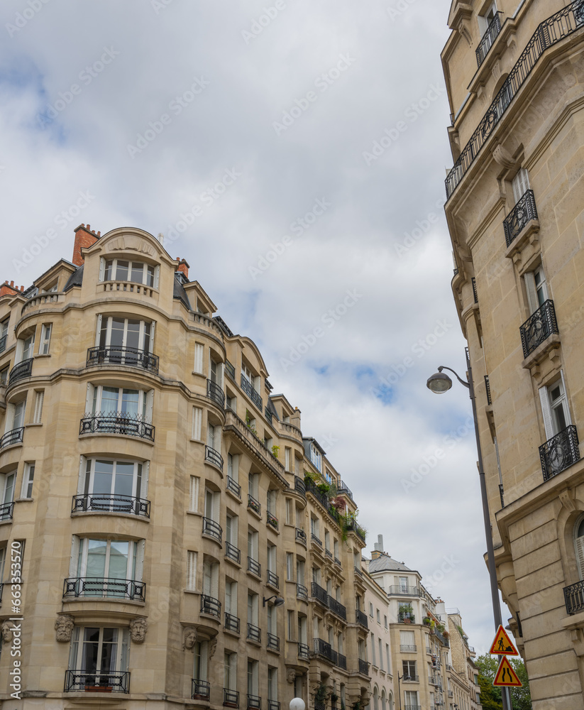 Wohngebäude und Pariser Straße in der Innenstadt von Paris 