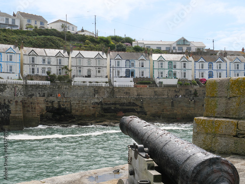 Eine alte Schiffskanone auf der Mole sichert den Hafens von Porthleven in Cornwall England photo