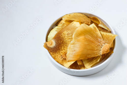 Breadfruit chips (Indonesia : Keripik sukun) are food made from breadfruit which is thinly sliced and then fried until dry and crispy. It tastes salty and is usually given a savory onion aroma. photo