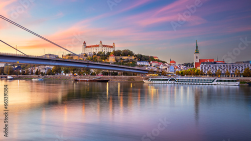 Obraz na płótnie Bratislava, Slovakia. Cityscape image of Bratislava, capital city of Slovakia during beautiful autumn sunset. w salonie