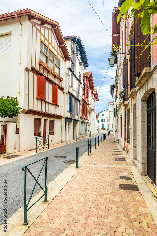 Obraz premium Colorful Basque buildings in the old town of Saint-Jean-de-Luz, France