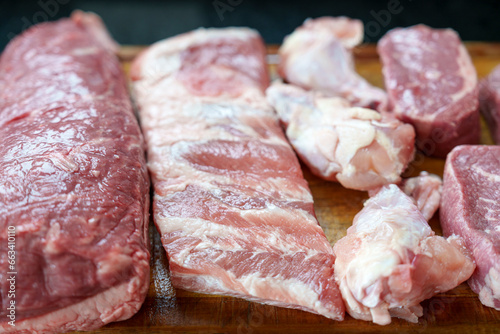 Carnes para churrasco. Picanha, costela e frango sobre a tabua de madeira para churrasco.   photo