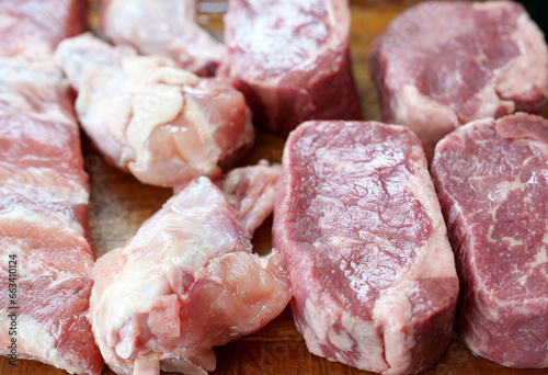 Carnes para churrasco. Picanha, costela e frango sobre a tabua de madeira para churrasco.   photo