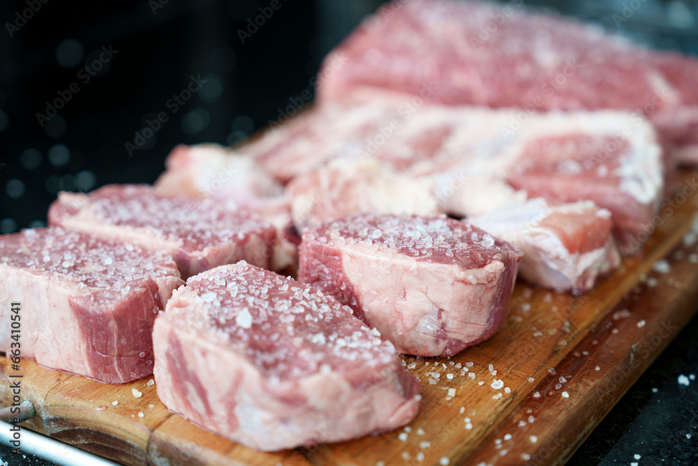 Carnes para churrasco temperadas com sal grosso.