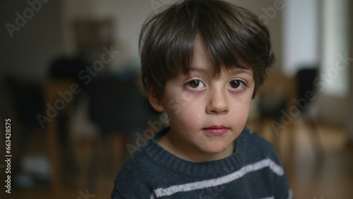 Foto Portrait of a 4 year old boy close-up face looking at camera with neutral expres